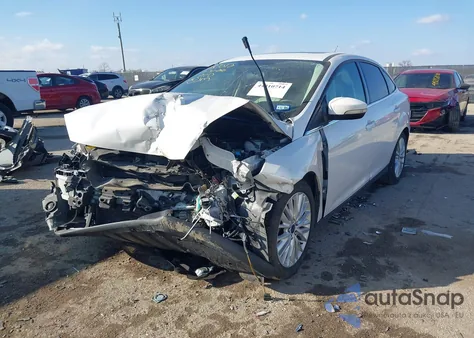 2016 Ford Focus Titanium z USA, uszkodzony, nr VIN 1FADP3J21GL274689